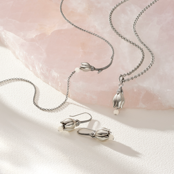 La Tulipe Petal Bar Necklace
